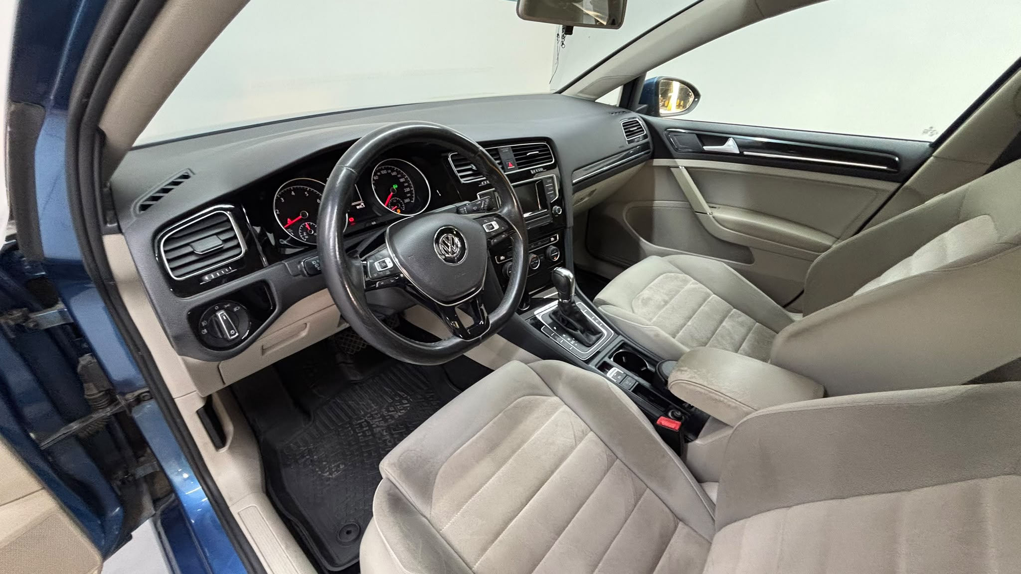 VOLKSWAGEN GOLF 23